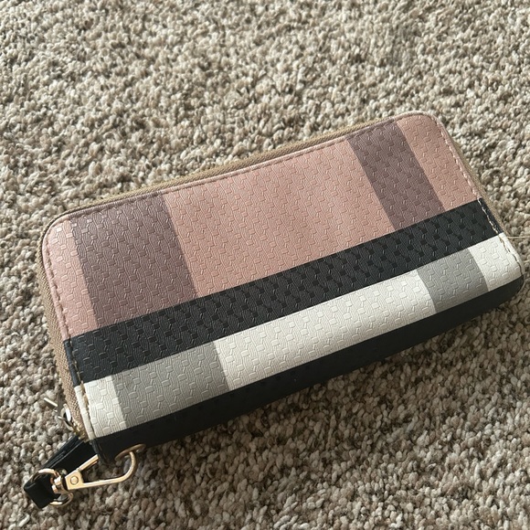 Wallets - Picture 3 of 5